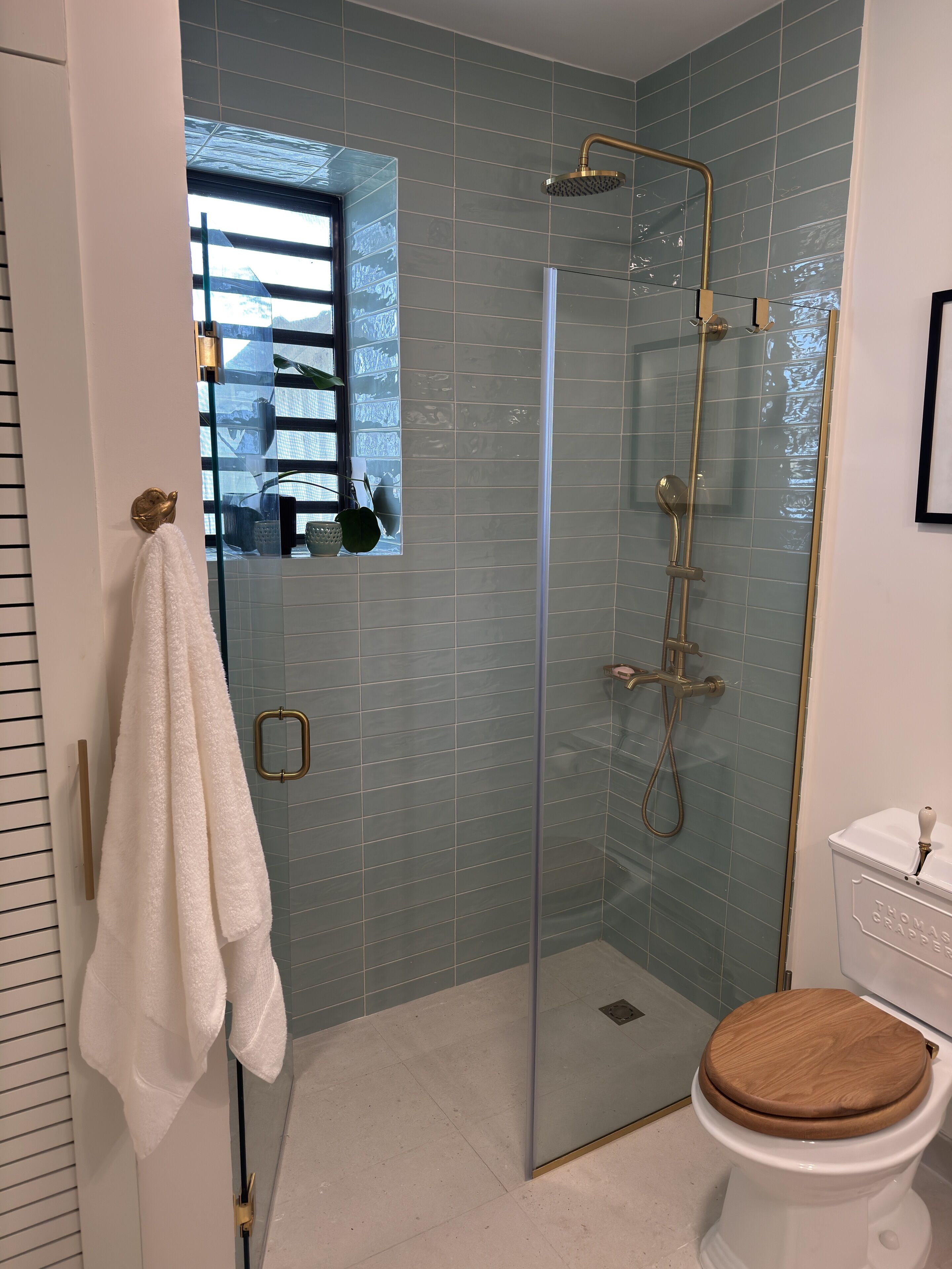 Douche, sèche-cheveux, serviettes fournies, savon