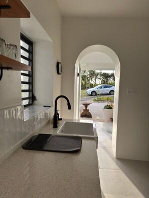 المنشأة من الداخل