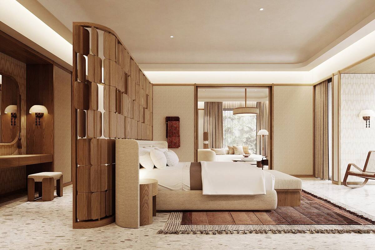 Une chambre spacieuse avec un grand lit, des boiseries et une vue sur un balcon.