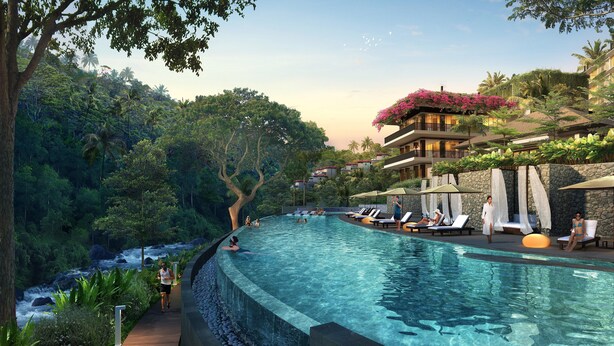 Une piscine d’hôtel avec une terrasse en bois, des chaises longues et une vue sur une végétation luxuriante et une montagne.