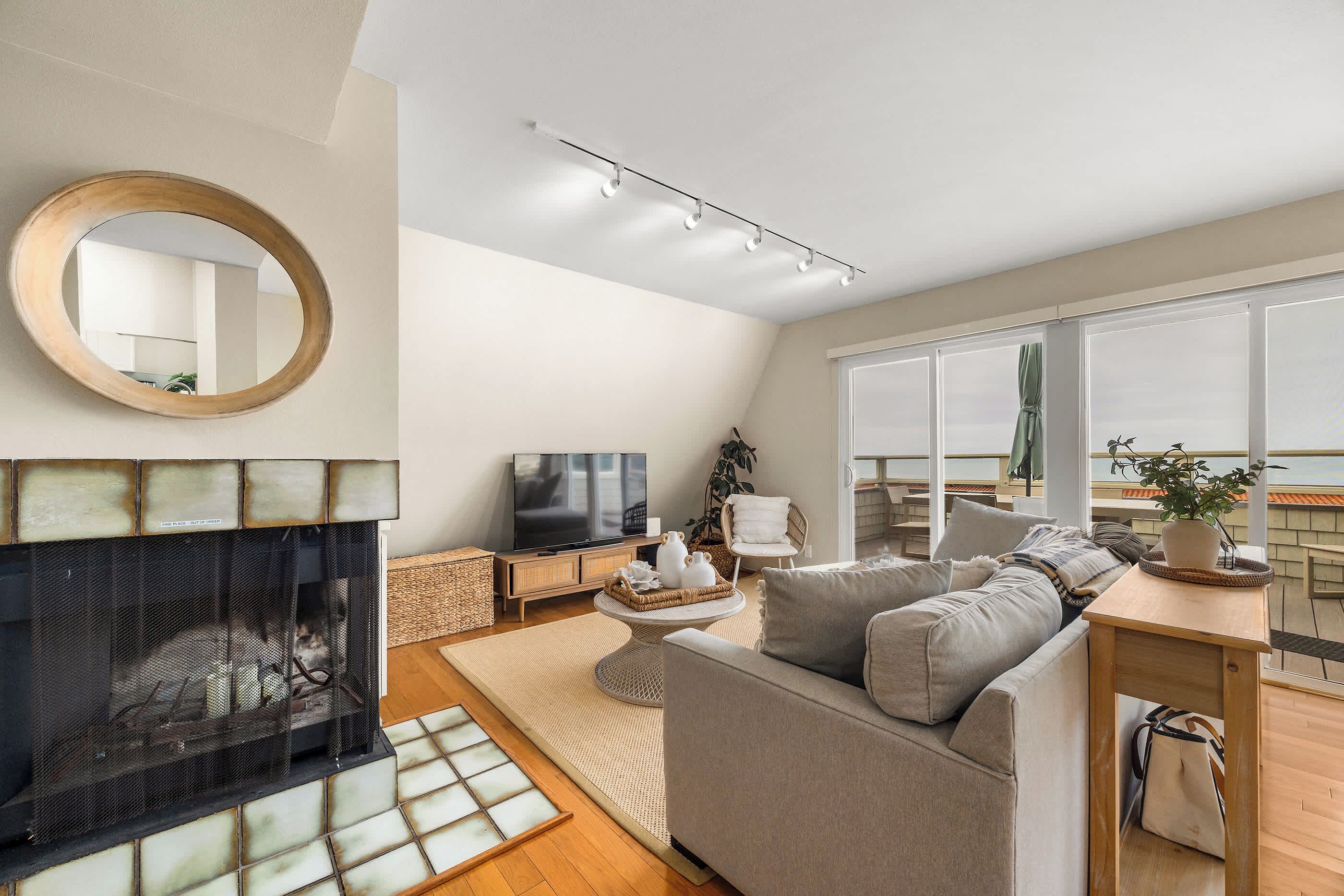 Una televisión, un futbolín, una oficina