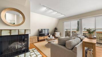 Una televisión, un futbolín, una oficina