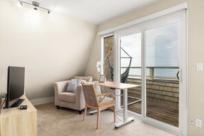 Télévision, baby-foot, espaces bureaux