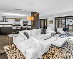 Living area - Directly on the beach 2-Bedroom 2- Bath condo in tranquil St. Pete Beach (St. Pete Beach)