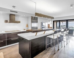Private kitchen - Directly on the beach 2-Bedroom 2- Bath condo in tranquil St. Pete Beach (St. Pete Beach)