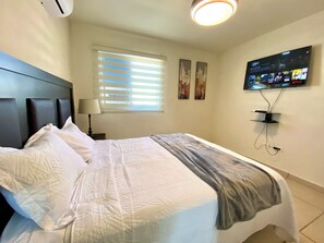 6 bedrooms, iron/ironing board, travel crib, WiFi - Sister Houses in private gated community with pool 5 min Airport and Consulate (Hermosillo)