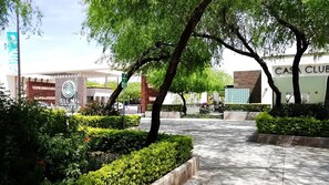 Property grounds - Sister Houses in private gated community with pool 5 min Airport and Consulate (Hermosillo)