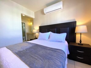 6 bedrooms, iron/ironing board, travel crib, WiFi - Sister Houses in private gated community with pool 5 min Airport and Consulate (Hermosillo)