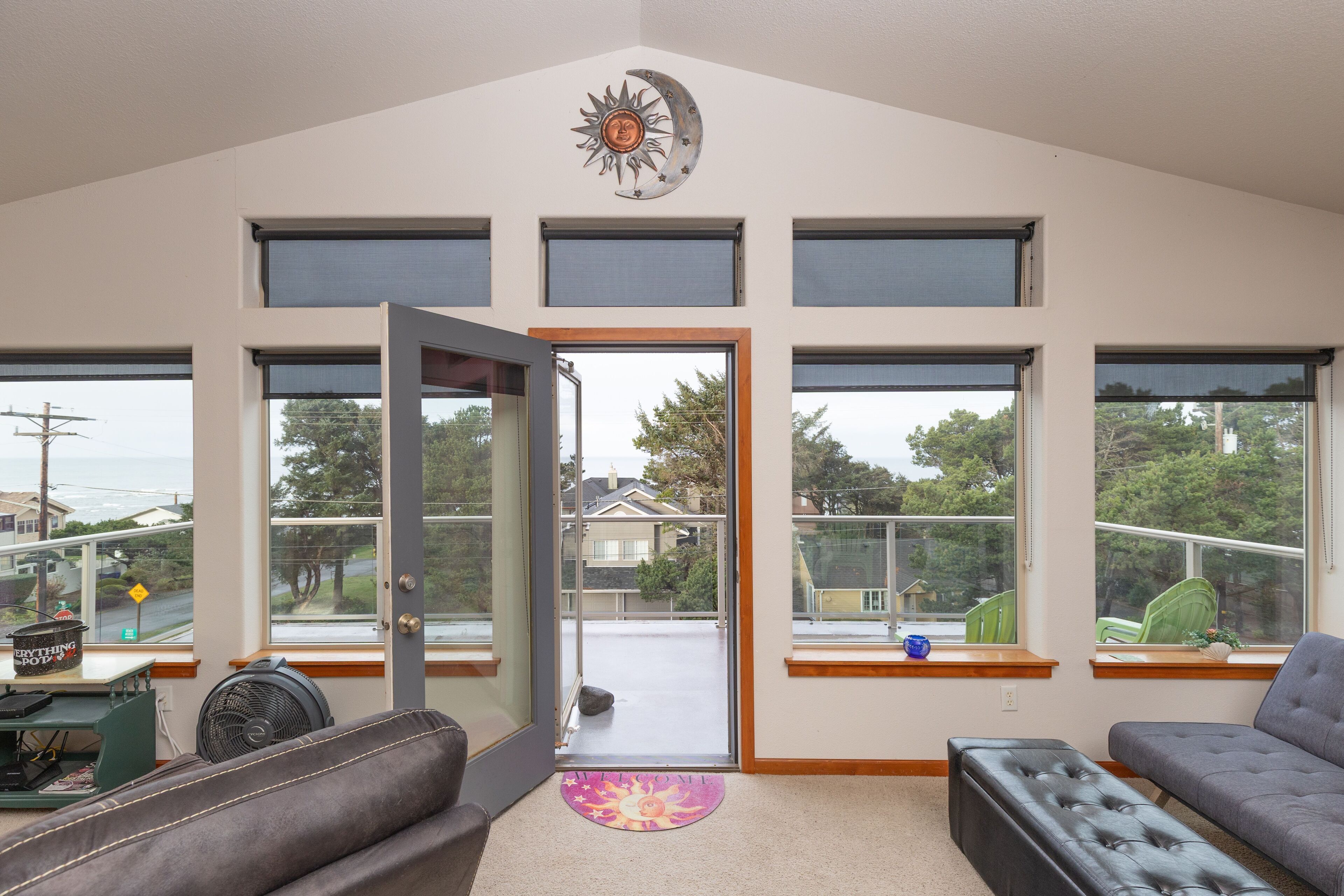 Télévision, cheminée, table de tennis de table, livres