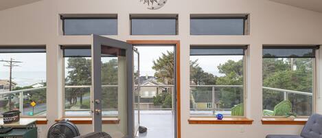 Télévision, cheminée, table de tennis de table, livres