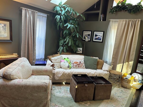 Living area - Charming 1-bedroom guesthouse cottage in Merriam, minutes from Kansas City (Merriam)