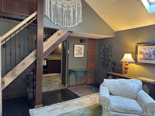 Charming 1-bedroom guesthouse cottage in Merriam, minutes from Kansas City