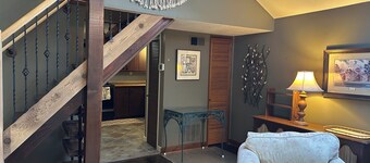 Charming 1-bedroom guesthouse cottage in Merriam, minutes from Kansas City