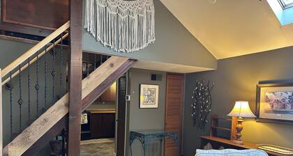 Charming 1-bedroom guesthouse cottage in Merriam, minutes from Kansas City