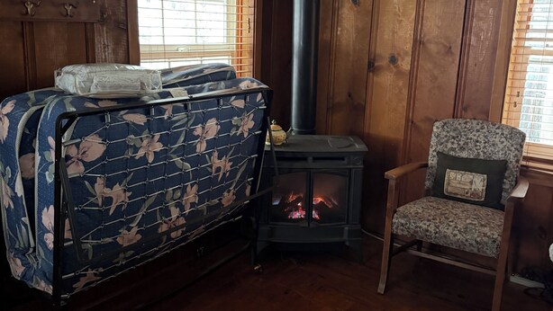 Interior - Cute Cozy Cabin (Twain Harte)