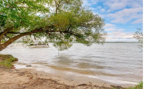 Charming Torch Lake 4-bedroom house on South side