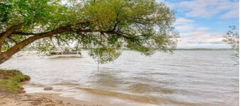 Charming Torch Lake 4-bedroom house on South side