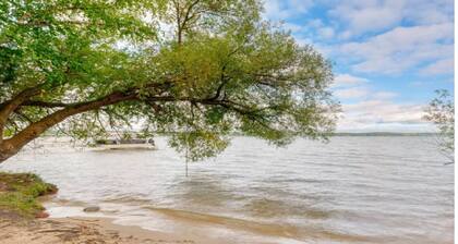 Charming Torch Lake 4-bedroom house on South side