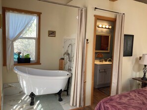 Hair dryer, towels, soap, toilet paper - The Roadrunner Escape Chalet in amazing San Marcos Texas (San Marcos)