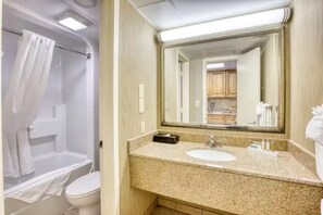 Sèche-cheveux, serviettes fournies, savon, papier toilette