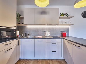 Fridge, microwave, dishwasher, cookware/dishes/utensils