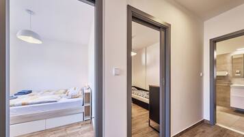 2 bedrooms, desk, internet
