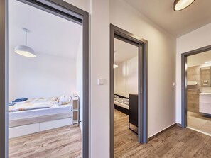 2 bedrooms, desk, Internet