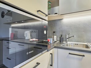 Refrigerador, microondas, lavavajillas y utensilios de cocina 