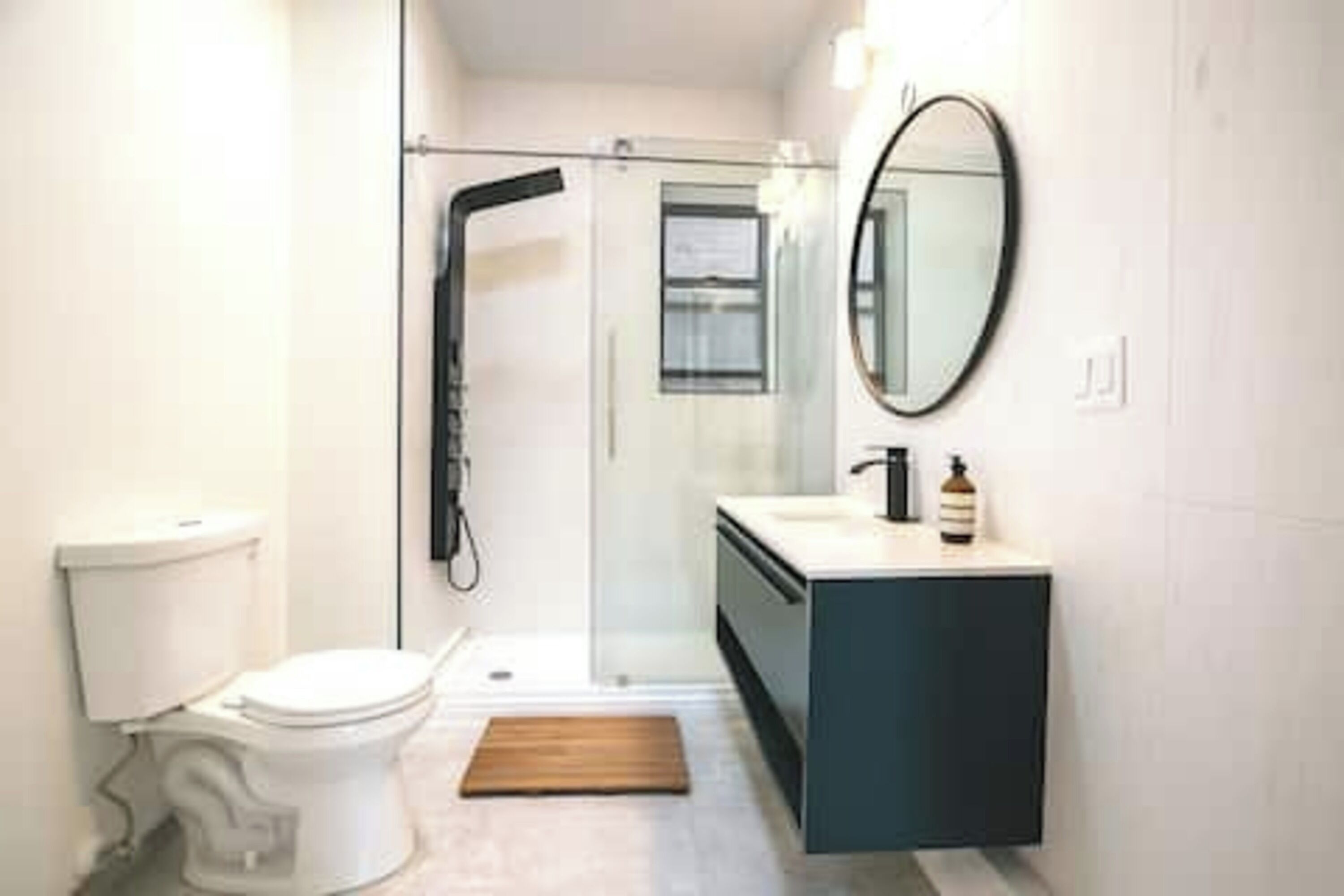 Sèche-cheveux, serviettes fournies, savon, papier toilette