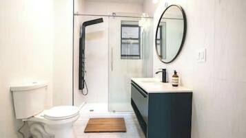 ヘアドライヤー、タオル、石鹸、トイレットペーパー