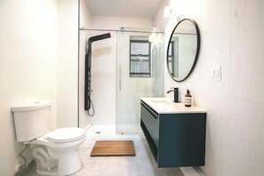 Sèche-cheveux, serviettes fournies, savon, papier toilette