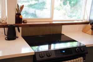 Microondas, horno y placa de cocina