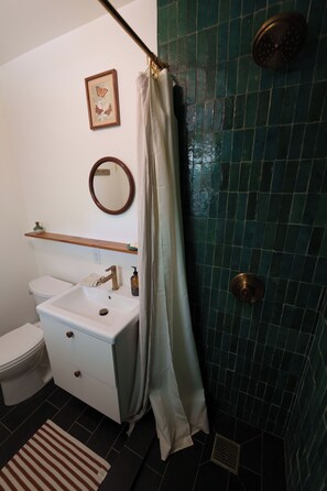 Sèche-cheveux, serviettes fournies, savon, papier toilette