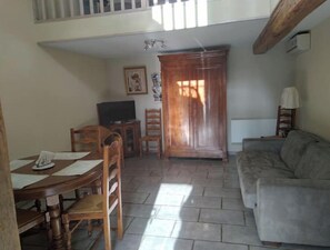 Living area - Accommodation center France Les plumes: up to 6 people (La Celle)