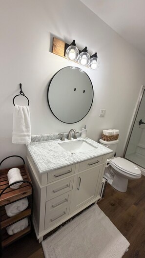 Serviettes fournies, papier toilette