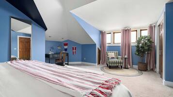 6 bedrooms, desk, travel crib, WiFi