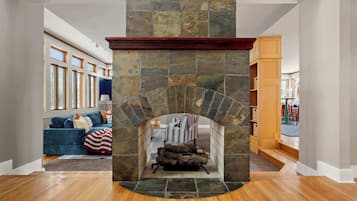 TV, lareira, escritórios