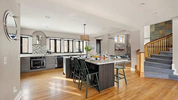 Køleskab, mikrobølgeovn, ovn, kogeplade