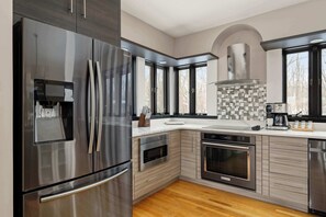 冷蔵庫、電子レンジ、オーブン、コンロ