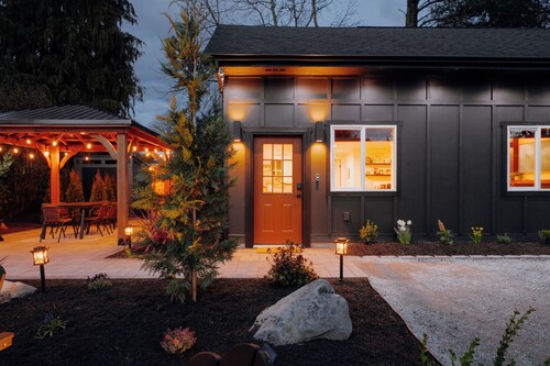 Timber & Tide: Luxury PNW Retreat, Steam Sauna, Workspace, Minutes to waterfront