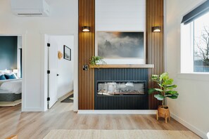 3 bedrooms, desk, iron/ironing board, travel cot - Timber & Tide: Luxury PNW Retreat, Steam Sauna, Workspace, Minutes to waterfront (Everett)