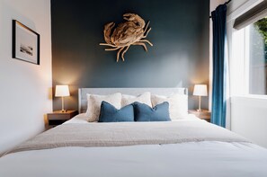 3 habitaciones, escritorio y tabla de planchar con plancha