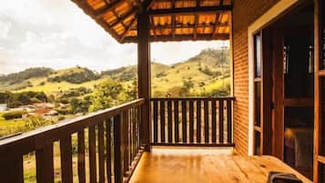 Suite – standard, balkong, fjellutsikt | Overnattingsstedets uteområder