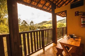 Standard Suite, Balcony, Mountain View | Outdoor dining - Pousada Refúgio dos Palmares (São Bento do Sapucaí)