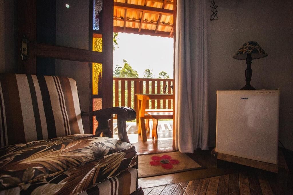 Suite – standard, balkong, fjellutsikt | Oppholdsområde | En 32-tommers smart-TV med digitale kanaler samt Netflix