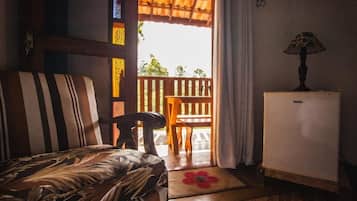 Suite – standard, balkong, fjellutsikt | Oppholdsområde | En 32-tommers smart-TV med digitale kanaler samt Netflix