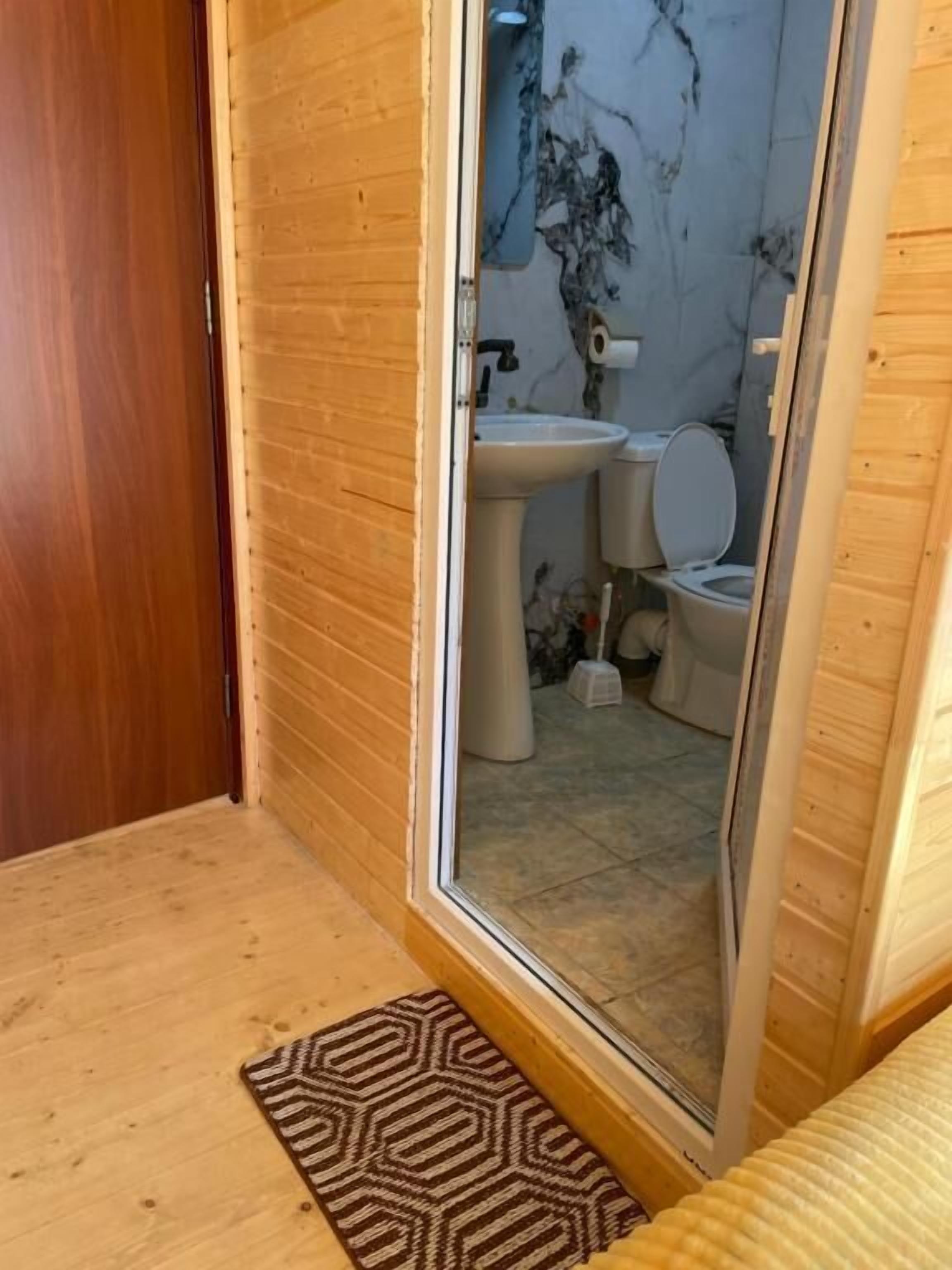 Separate bathtub and shower, free toiletries, towels, soap