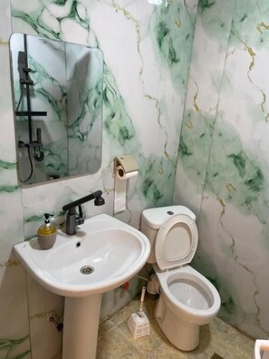 Bathtub dan shower terpisah, perlengkapan mandi gratis, dan handuk