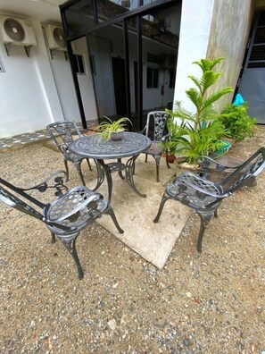 Outdoor dining - Jezette’s Inn – Comfortable Rooms, Great Location (Sipalay City)