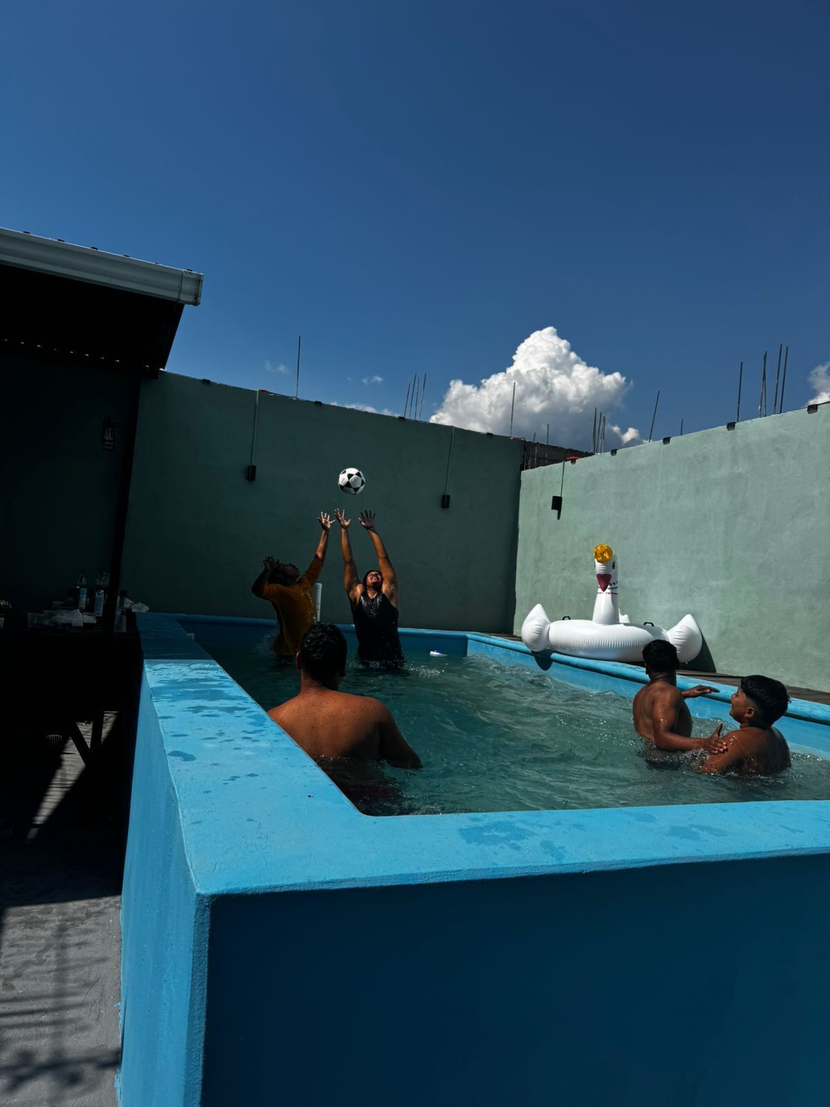 คอมฟอร์ททาวน์โฮม, สระว่ายน้ำส่วนตัว | สระว่ายน้ำ | 15 สระว่ายน้ำกลางแจ้ง